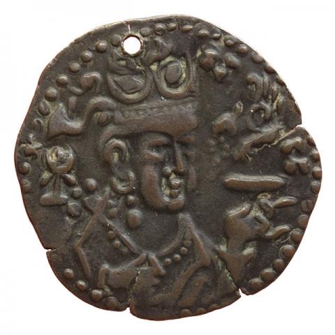Bust with winged lion's head-crescent moon crown in three quarter view, in the right hand shouldered scepter, in the left a mirror, above a senmurv with string of pearls, left tamga; Brahmi inscription "Sareva" (?)