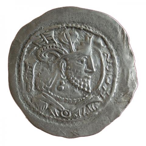 Büste mit Widderhorn-Krone; Pehlevi-Aufschrift „König Peroz“