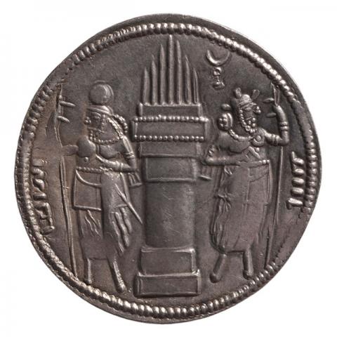 Feueraltar mit zwei Assistenzfiguren; Pehlevi-Aufschrift „Feuer des Wahram“