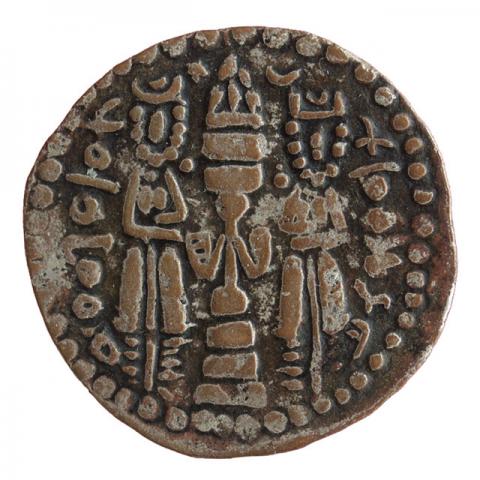 Feueraltar mit zwei Assistenzfiguren; baktrische Legende „Jahr 480 (der baktrischen Ära = 702/03 n. Chr.) – Seine Exzellenz, der König“