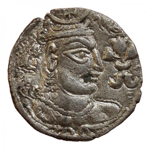 Bust with a crescent moon crown and a crescent moon on his head, within it a trident, right Alkhan tamga with three tulips; Bactrian inscription "Zabocho, King of the East"