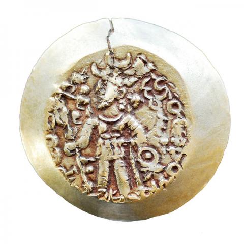König mit Mauerzinnen-Krone frontal stehend, auf Schwert gestützt; baktrische Aufschrift "Peroz, König der Könige"