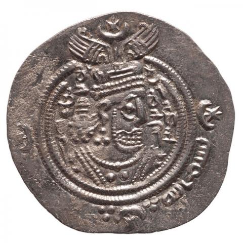 Bekrönte Büste nach dem Vorbild des Sasaniden-Königs Chosro II. (591–628); Pehlevi-Aufschrift „‛A bdallah, Sohn des Khazim, er hat den Herrscherglanz vergrößert“, am Rand arabische Aufschrift „Im Namen Gottes“