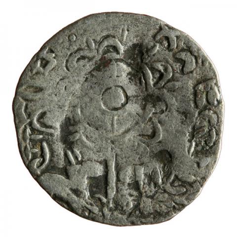 Dharmacakra (Rad des Gesetzes), darunter zwei liegende Tiere; Brahmi-Aufschrift „Der Yabgu, der dem Lauf des Dharma folgend siegreich ist“