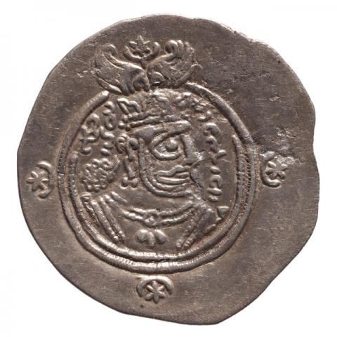 Büste mit geflügelter Mauerzinnen-Krone; Pehlevi-Aufschrift „Yazdgard, er hat den Herrscherglanz vergrößert“