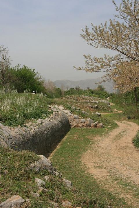 A. Stadtmauer von Taxila Sirsukh mit halbrunden Bastionsvorlagen, rechteckige Anlage von ca. 1400 x 1000 m Länge (©: Klaus Vondrovec)