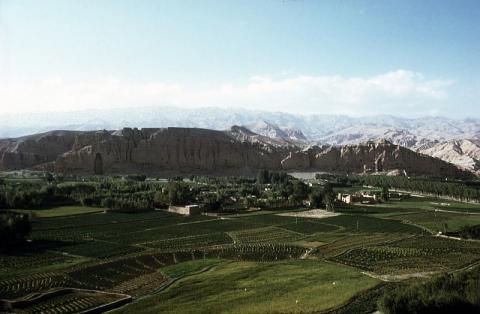 B. Das fruchtbare Tal von Bamiyan in Zentral-Afghanistan (Hazarajat) mit den beiden kolossalen Buddhastatuen (fotografiert im Jahre 1974)