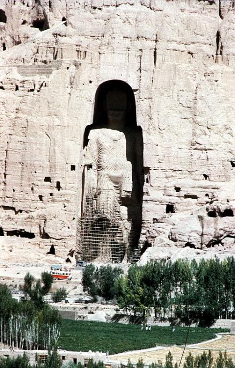 C. Die 55 m große Buddhastatue (1973) - Im März 2001 von den Taliban gesprengt