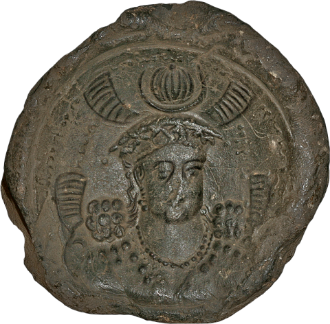 C. Tonbulle eines Kidariten-Königs, der den Titel „[…] König der Hunnen, Großkönig der Kuschan, Herrscher von Samarkand“ führt. 4./5. Jh. n. Chr. (©: Aman ur Rahman)