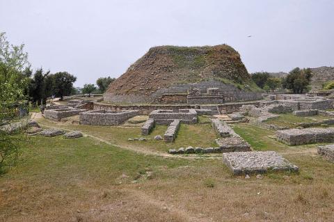 The Buddhist monastic complex Dharmarajika in Taxila; the earliest construction phase of the great stupa can supposedly be dated back to the time of the Maurya ruler Asoka (r. 386–232 BCE) (© Nasim Khan)