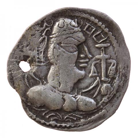 Büste mit Turmschädel und Mondsichel-Krone, hinter den Schultern Mondsichelspitzen, links Alchan-Tamga, rechts Keule; verderbte Brahmi-Aufschrift