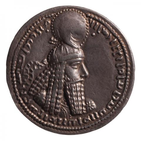 Büste mit verhüllter Kunstfrisur und Diadem; Pehlevi-Aufschrift „Die Mazdah-verehrende Majestät, Ardaschir, der König der Könige der Iranier, dessen Geschlecht (Abbild/Glanz) von den Göttern ist“