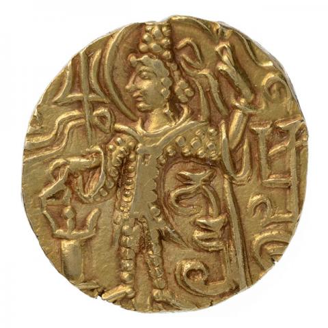 König in kuschanischer Tracht an Altar opfernd; Brahmi-Aufschrift „Kipunadha – Basata“