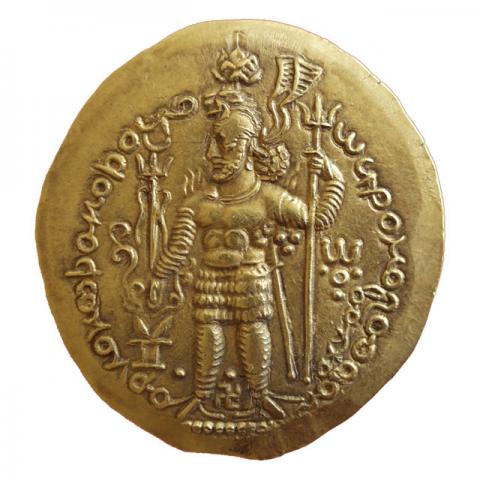 König mit Löwenkopf-Haube in sasanidischer Rüstung an Altar opfernd; baktrische Aufschrift „Ohrmazd, Großkönig der Kuschan - Balch“