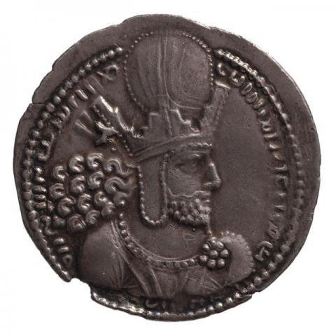 Büste mit Mauerzinnen-Krone; Pehlevi-Aufschrift „Die Mazdah-verehrende Majestät, Schapur, der König der Könige der Iranier, dessen Geschlecht (Abbild/Glanz) von den Göttern ist“