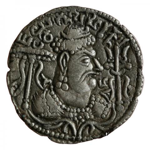 Büste mit Turmschädel und Mondsichel-Krone, links Schirm, rechts Dreizack; Brahmi-Aufschrift „Mihirakula soll siegen“