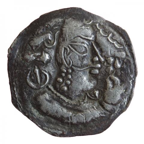Büste mit Turmschädel und Mondsichel-Krone, in der Rechten eine Blume haltend, je eine Mondsichel mit Stielperle als Schulterzier, links Vajra (Donnerkeil); baktrische Aufschrift „Meo“