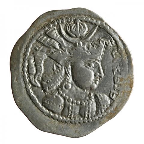 Büste mit Mauerzinnen-Krone; Brahmi-Aufschrift „Kidara, König der Kuschan“