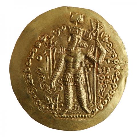 König mit Spitzarkaden-Krone in sasanidischer Rüstung an Altar opfernd; baktrische Aufschrift „Der Herr Wahram, Großkönig der Kuschan - Balch“