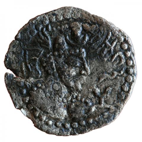 Büste mit Turmschädel und geflügelter Stierkopf-Krone, rechts Tamga; Pehlevi-Aufschrift „König der Nezak“ (verderbt)
