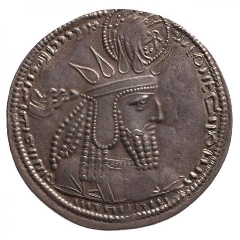 Büste mit Strahlenkrone; Pehlevi-Aufschrift „Die Mazdah-verehrende Majestät, Wahram, der König der Könige der Iranier und Nicht-Iranier, dessen Geschlecht (Abbild/Glanz) von den Göttern ist“