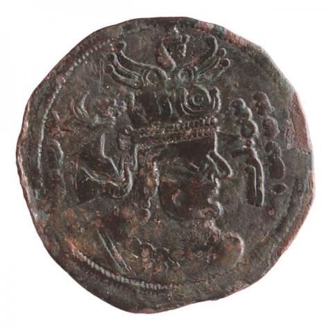Büste mit geflügelter Löwenkopf-Mondsichel-Krone, links Senmurv; Pehlevi-Aufschrift „Der Herrscherglanz ist gewachsen – Spur, seine Majestät, der Lord“