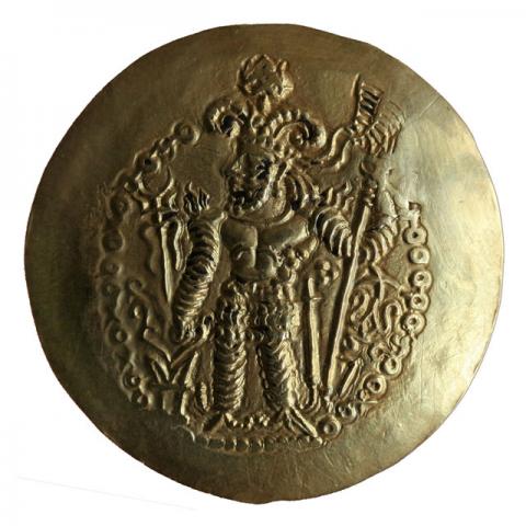 König mit Widderhorn-Krone in sasanidischer Rüstung an Altar opfernd, rechts Kidariten-Tamga; baktrische Aufschrift „Der Herr Wahram, Großkönig der Kuschan“