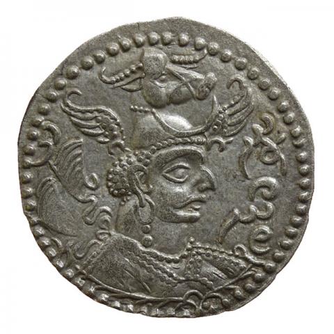 Büste mit Turmschädel und geflügelter Stierkopf-Krone; Pehlevi-Aufschrift „König der Nezak“