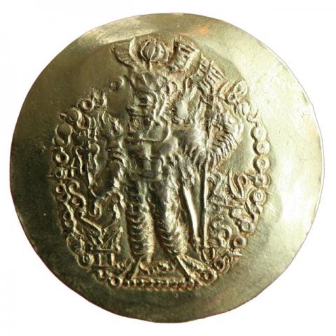 König mit Spitzarkaden-Krone in sasanidischer Rüstung an Altar opfernd, rechts Kidariten-Tamga; baktrische Aufschrift „Der Herr Wahram, Großkönig der Kuschan“