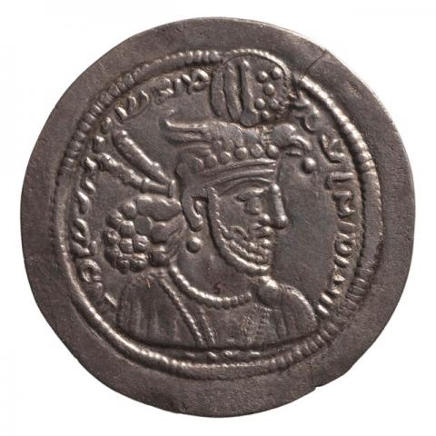 Büste mit geflügelter Vogelkopf-Krone; Pehlevi-Aufschrift „Die Mazdah-verehrende Majestät, Ohrmazd, der König der Könige der Iranier, dessen Geschlecht (Abbild/Glanz) von den Göttern ist“