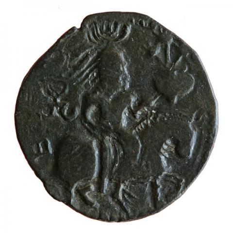 Reiter mit Mondsichel am Scheitel, darin Dreizack, links Alchan-Tamga, rechts Vase mit drei Tulpen; Brahmi-Aufschrift „König Javukha“