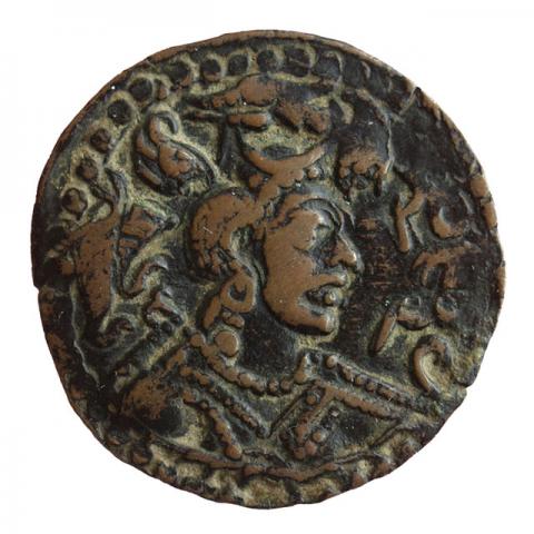 Büste mit Turmschädel und geflügelter Stierkopf-Krone; Pehlevi-Aufschrift „König der Nezak“ (verderbt)