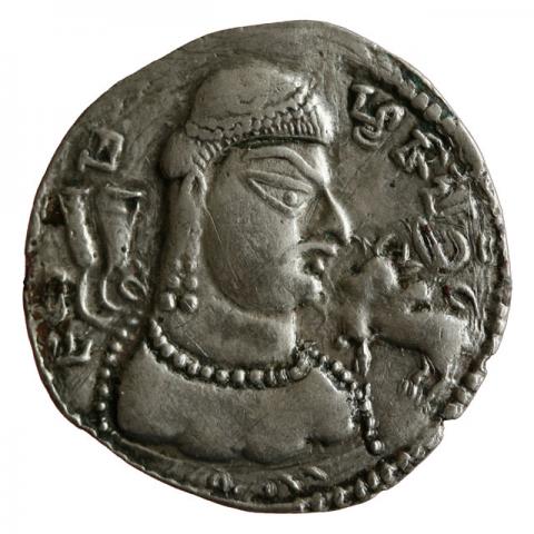 Bekrönte Büste mit Turmschädel, rechts Stier; Brahmi-Aufschrift „Sieg dem König Avamazha“