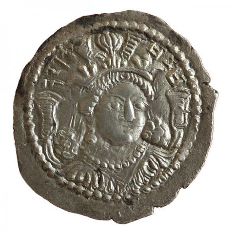 Büste mit Palmetten-Krone in ¾-Ansicht; Brahmi-Aufschrift „Kidara, König der Kuschan“