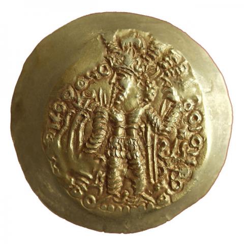 König mit Palmetten-Krone in sasanidischer Rüstung an Altar opfernd, rechts Kidariten-Tamga; baktrische Aufschrift „Der Herr Kidara, Großkönig der Kuschan“