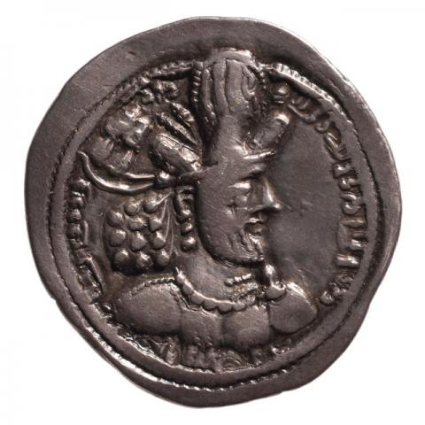 Büste mit Mauerzinnen-Krone; Pehlevi-Aufschrift „Die Mazdah-verehrende Majestät, Schapur, der König der Könige der Iranier und Nicht-Iranier, dessen Geschlecht (Abbild/Glanz) von den Göttern ist“