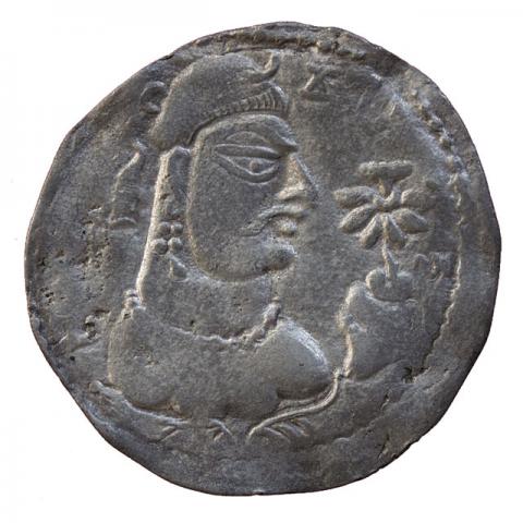 Bekrönte Büste mit Turmschädel, rechts Lotos in Muschel; Brahmi-Aufschrift „Sieg dem König Avamazha“