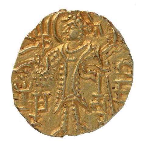 König in kuschanischer Tracht an Altar opfernd; Brahmi-Aufschrift "Yasada - Gadahara"