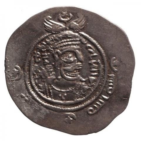 Bekrönte Büste nach dem Vorbild des letzten Sasaniden-Königs Yazdgard III. (632–651); Pehlevi-Aufschrift „Yazdgerd, er hat den Herrscherglanz vergrößert“, am Rand arabische Aufschrift „Im Namen Gottes“