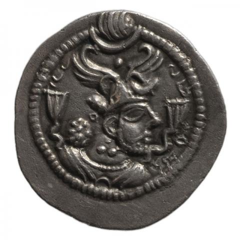 Büste mit geflügelter Mauerzinnen-Krone und Stirnsichel; Pehlevi-Aufschrift „König Peroz, der König der Könige“