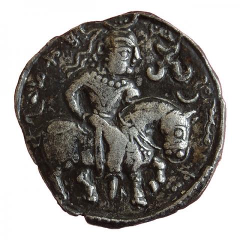 Reiter mit Mondsichel am Scheitel, darin Dreizack, rechts Alchan-Tamga; baktrische Aufschrift „Zabocho, König des Ostens“