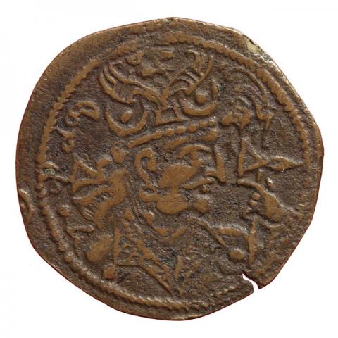 Büste mit geflügelter Löwenkopf-Krone und zwei Mondsicheln mit Punkt, in der Linken eine Streitaxt haltend; baktrische Aufschrift „Seine Majestät, der Lord“