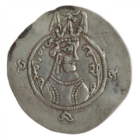 Büste mit geflügelter Stierkopf-Mondsichel-Krone, am Rand Mondsicheln mit Tamga; verderbte Pehlevi-Aufschrift