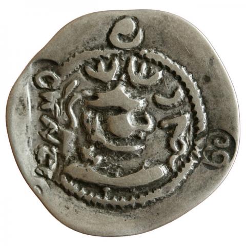 Bekrönte Büste nach sasanidischem Vorbild von Peroz (457–484); dazu zwei Kontermarken