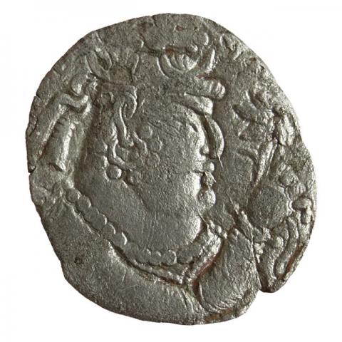 Büste mit Turmschädel und Mondsichel-Krone (in den Sicheln Dreizack), darüber Stierkopf, in der Rechten eine Blume haltend