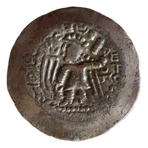 König nach kidaritischem Vorbild an Altar opfernd, rechts Alchan-Tamga; baktrische Aufschrift „Der Herr Mehama, der König“