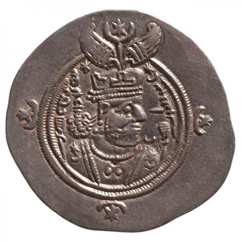 Büste mit geflügelter Mauerzinnen-Krone; Pehlevi-Aufschrift „ Chosro, er hat den Herrscherglanz vergrößert“