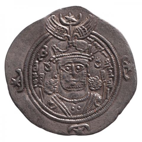 Büste mit geflügelter Mauerzinnen-Krone frontal; Pehlevi-Aufschrift „ Chosro, der König der Könige, er hat den Herrscherglanz vergrößert“
