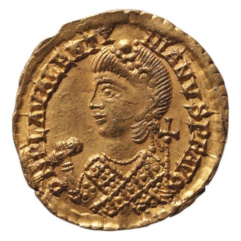 Büste des Valentinian nach links mit Perlendiadem und Festgewand (der Trabea), einem Tuch in der Rechten (der Mappa) und einem Kreuzszepter