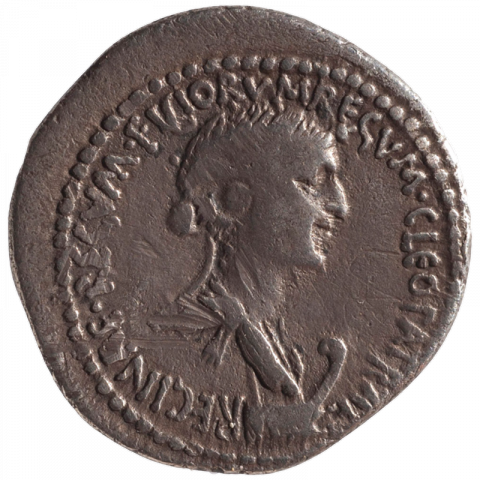 Büste der Kleopatra VII., unten: Prora; Lateinisch: CLEOPATRAE• - REGINAE•REGVM•FILIORVM•REGVM (Kleopatra Königin der Könige, Tochter von Königen)